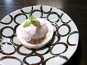 玄米ぽんせんアイスクリームのせ