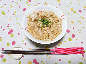 玄米ぽんせんべいにお好みのだし汁をかけて「玄米ぽんせん粥」
